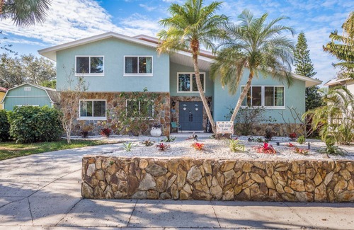 Seminole House | Great 6BR for All Ages/Heated Pool 5 Min to Beach by RedAwning