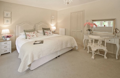 Bradford-on-Avon Bed & Breakfast | Great Ashley Farm B&B and Shepherds Huts