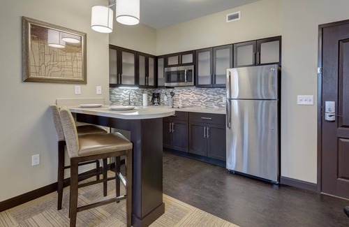 Maryland Heights Condo | Great for Business Travelers! Fitness Center On-Site + Shared BBQ Area