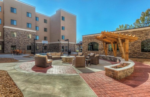 Maryland Heights Condo | Great for Business Travelers! Fitness Center On-Site + Shared BBQ Area