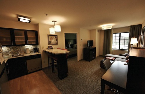 Liverpool Condo | Great for Business Travelers! Free Breakfast + Business Center | 1 Bedroom Suite Near Syracuse