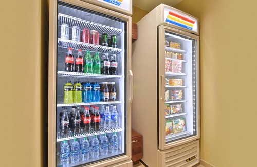 Tomball Condo | Great for Business Travelers! King Suite in Tomball | Shared Outdoor Pool + 24h Fitness Center