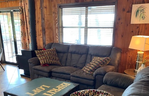 Hoyt House | GREAT LAKE FRONT HOUSE WITH DOCK ON EUFAULA