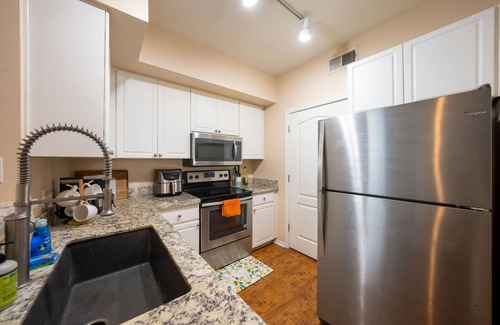 Madison Park Condo | Great Location/1B1B/King Bed/Fast WiFi/Pool/Gym