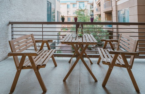 Madison Park Condo | Great Location/1B1B/King Bed/Fast WiFi/Pool/Gym