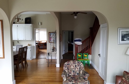 Hood River House | Great Location: 4 BR/2BA at 801Cascade Downtown Hood River