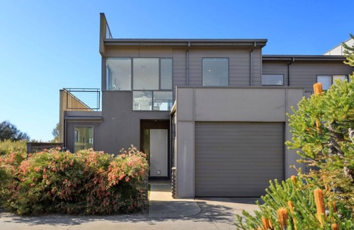 Torquay House | Great Location and views of the famous The Sands Golf Course- 5min walk to beach