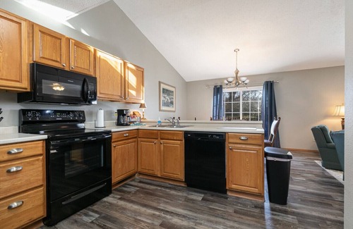 Springfield House | Great Location for Work & Play, King Master Suite