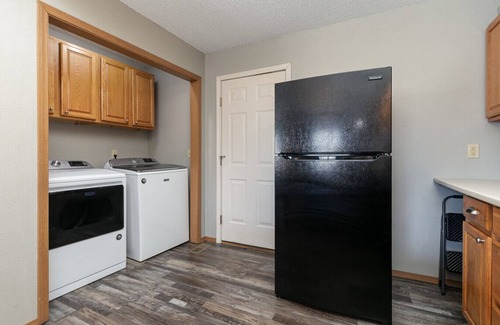 Springfield House | Great Location for Work & Play, King Master Suite