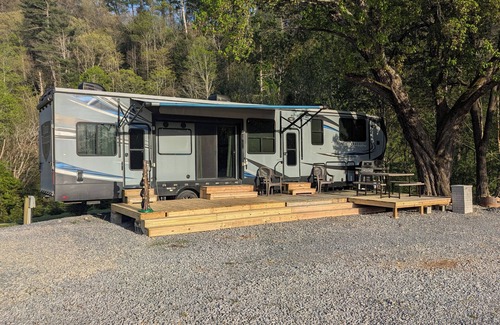 Gatlinburg - Pigeon Forge House | Great Location! Huge Luxury RV 2 full bedrooms plus loft right behind Dollywood.