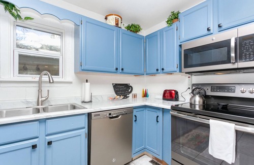 Arvada House | GREAT location in Old Town Arvada, 3bd/2ba, with pet friendly yard