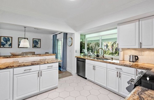 Deerfield Beach House | Great Location: super comfort & style Boca-Drfld - 1.5mi to beach!
