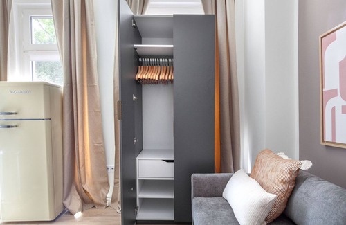 Neukoelln Apartment | Great Neukölln Studio, nr Park, by Blueground