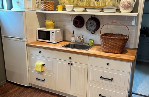 Jacksonville House | Great one room with mini kitchen, full bath, between Tyler and Jacksonville