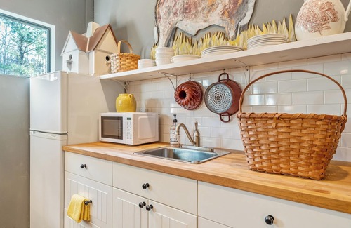 Jacksonville House | Great one room with mini kitchen, full bath, between Tyler and Jacksonville