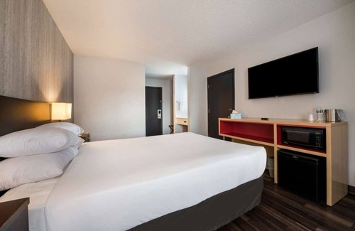 Ontario Hotel | Great Place to Stay! Indoor Pool, Pet-friendly, Free Parking and Breakfast