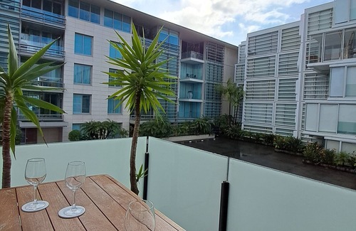 Auckland Central Business District Apartment | Great pool, central location + free carpark, e-scooter & free bikes available