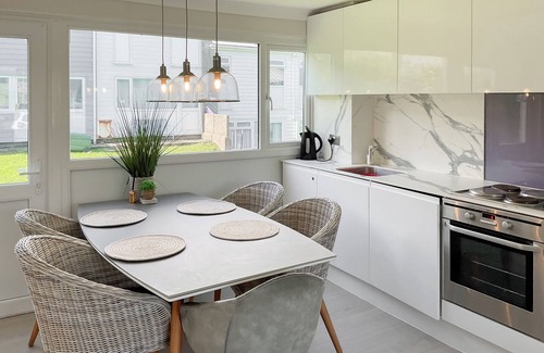 Pembroke Cottage | Great property close to Freshwater East Bay, perfect for a family break.