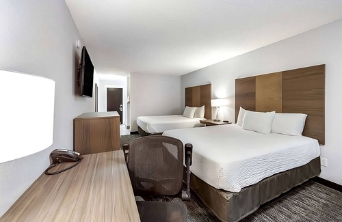 Grants Pass Hotel | Great Relaxing Overnight Stay! 3 Pet-friendly Units. Near Grants Pass Golf Club!