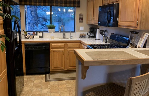 Moonridge House | Great Townhome in Big Bear Lake - Walk to Bear Mountain Ski Resort & Golf Course