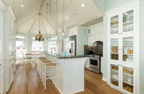 Pirates Beach House | Great Value, Five Minute Walk to Beach, Sleeps 12, Golf Cart