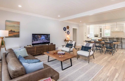 Vineyard Haven House | Greek Revival-Inspired In-Town Luxury Getaway