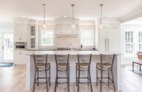 Vineyard Haven House | Greek Revival-Inspired In-Town Luxury Getaway