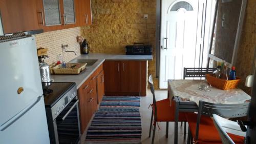 Nea Iraklitsa Apartment | Green and Blue