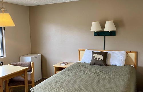 Wapiti Hotel | Green Creek Inn and RV Park