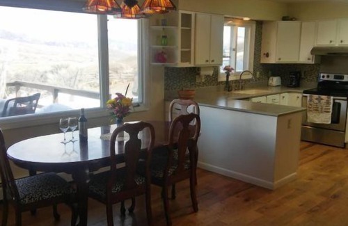 Wapiti House | Green Creek Retreat, panoramic mountain views, close to Yellowstone National Park, pet friendly!