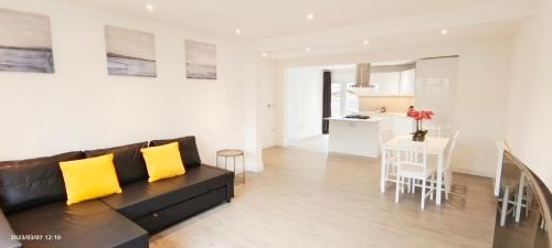 Pinner House | Green Garden in Northwest London