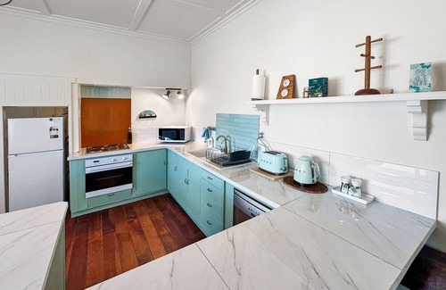 Papakura House | Green Getaway | Unique, Tranquil Bungalow Papakura