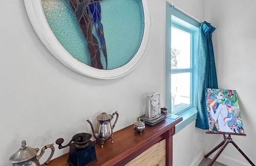 Papakura House | Green Getaway | Unique, Tranquil Bungalow Papakura