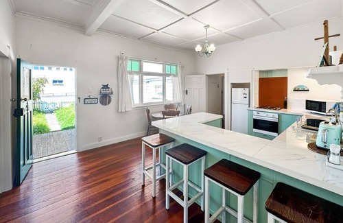 Papakura House | Green Getaway | Unique, Tranquil Bungalow Papakura