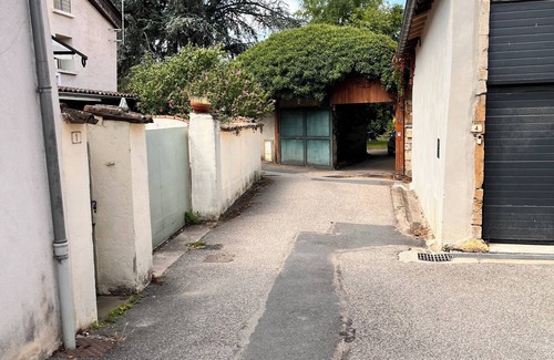 Les Cheres House | Green house close to the city