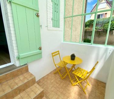 Jouvence House | Green house Dijon, garden, parking