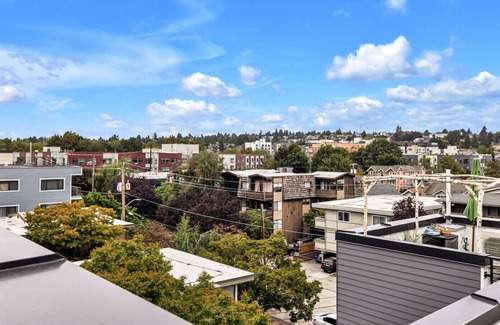 Green Lake House | Green Lake 4-Level 2BR Townhome w Rooftop Deck