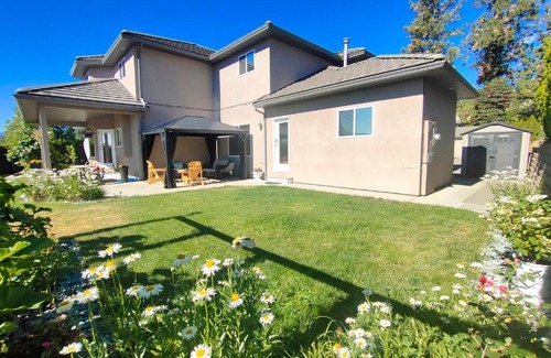 West Kelowna Estates House | Green Leaf B&B