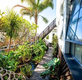 Green Point Apartment | Green Point's EYRIE - Indulge in an Urban Oasis