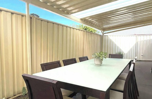 Greenacres House | Greenacres Lodge | 2BR, WIFI, Easy CBD&shops Access,private yards and parking