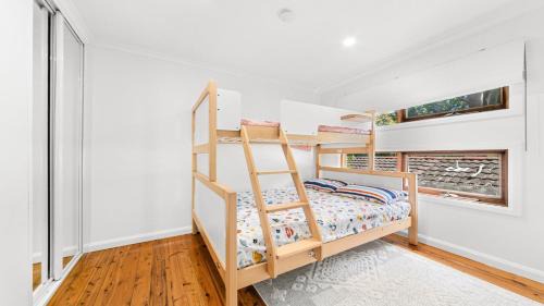Pearl Beach House | Greenpoint- 200m To Beach, pet friendly