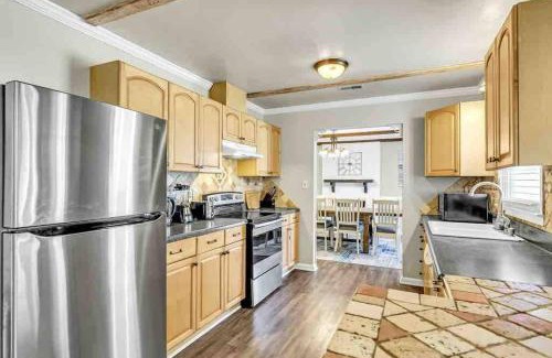 Greensboro Apartment | Greensboro Get-together, K Bed, Secret Playroom, central location