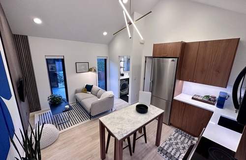 Phinney Ridge Apartment | Greenwood Getaway - Modern and New, Walk to Shops
