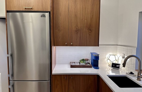 Phinney Ridge Apartment | Greenwood Getaway - Modern and New, Walk to Shops