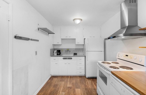 Phinney Ridge Apartment | Greenwood's Wildflower Glow WalkScore 81