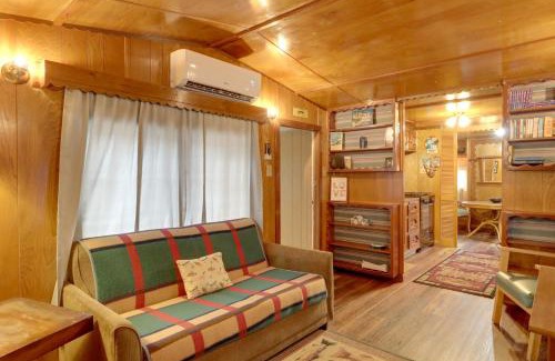 Greers Ferry House | Greers Ferry Lake Escape Cabin with Pool Access