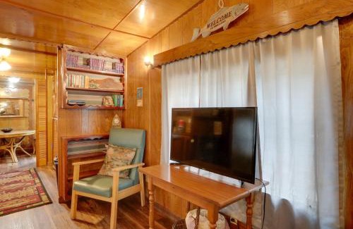 Greers Ferry House | Greers Ferry Lake Escape Cabin with Pool Access