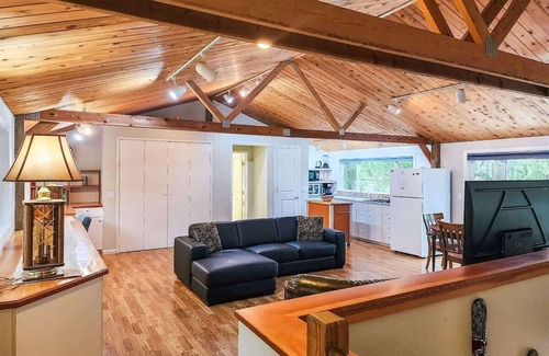 Adelma Beach House | Gretas Place Secluded Woodsy Retreat with Water View