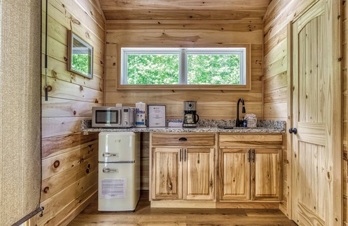 Cosby Cottage | Grey Goose, Pickleball Court, Mountain Views, Starting at $69!