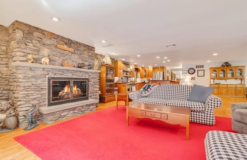 White Mills House | Griffin Lakefront on Lake Wallenpaupack with Private Dock, AC - sleeps 10